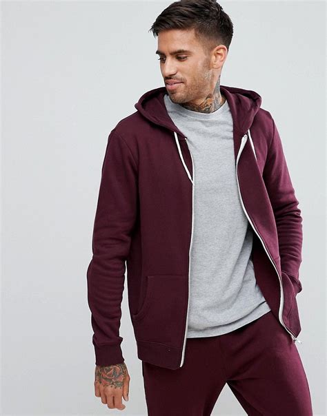 burgundy hoodie outfit men.